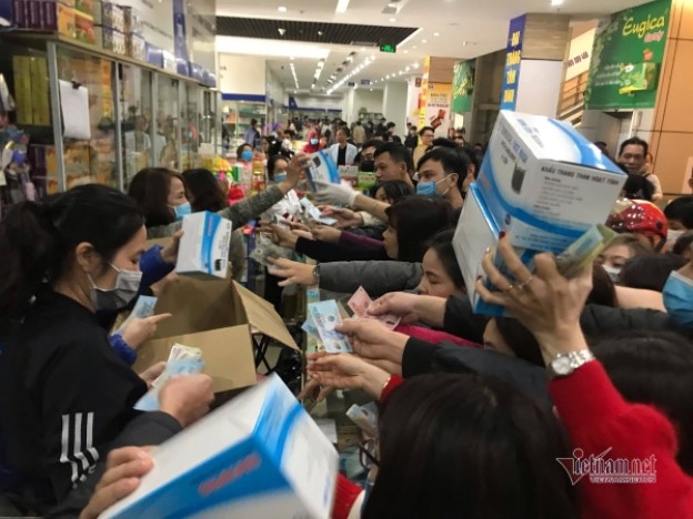  Giải cơn sốt khẩu trang y tế bằng công cụ thị trường: Lập liên minh phân phối, nâng giá can thiệp để hạn chế cầu và tránh gãy cung?