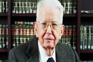 Giới thiệu Ronald H. Coase: Nhà tiên phong của kinh tế học thể chế mới
